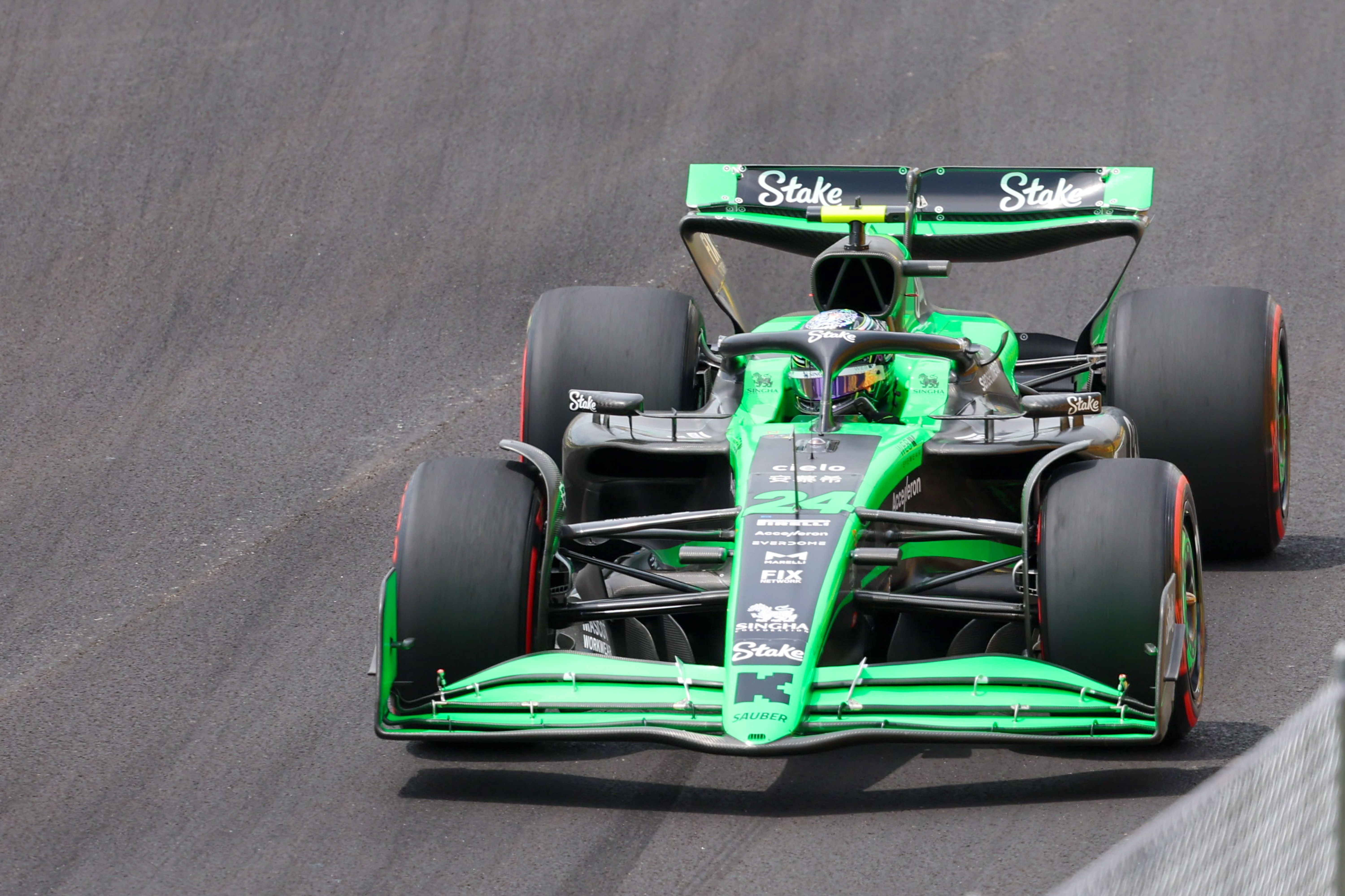 包含索伯车队险胜红牛车队，周冠宇刷新纪录的词条